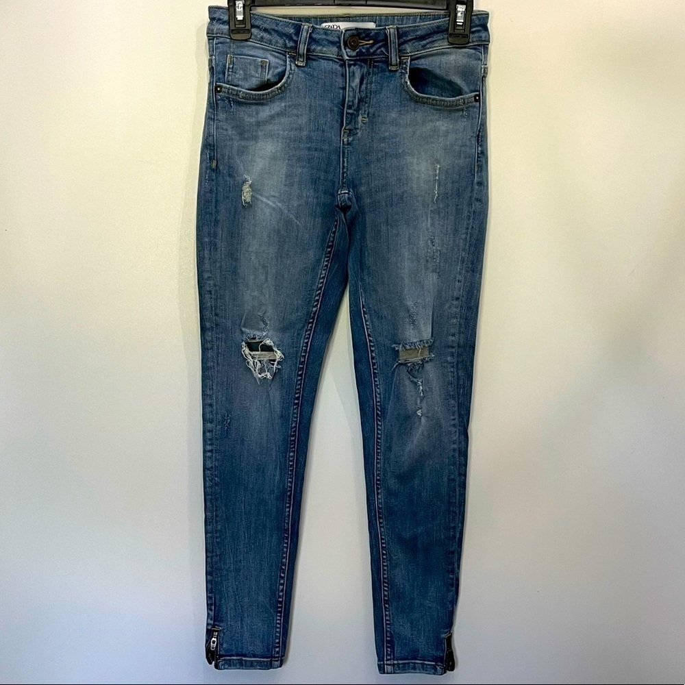 Zara Denim distressed straight leg jeans with zipper accents @ each ankle; US4